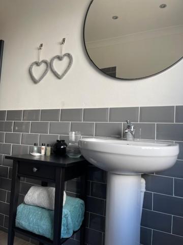 Devonshire Bungalow - Close To The Coast & Lakes. Villa Cleator Bagian luar foto
